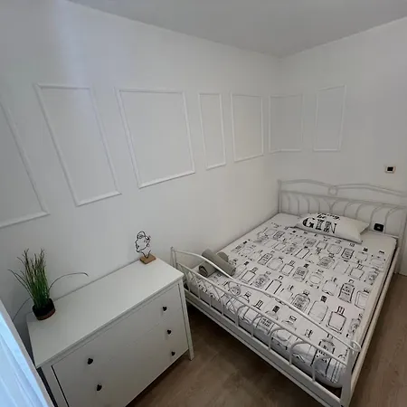 Greta's Self-check In * 扎达尔